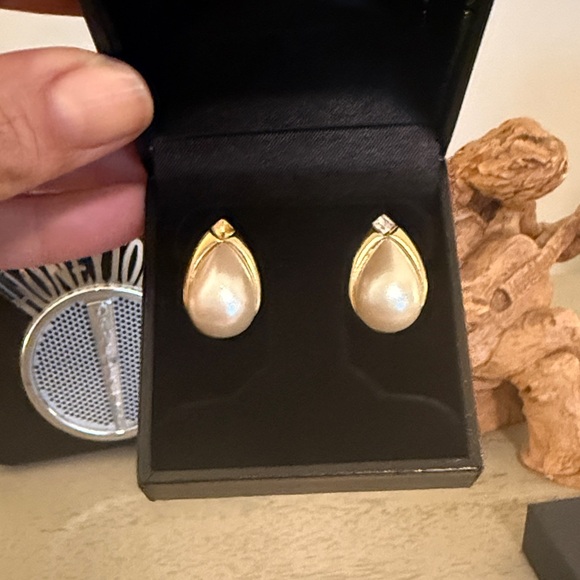 Jewelry - Elegant Gold and Pearl Earrings